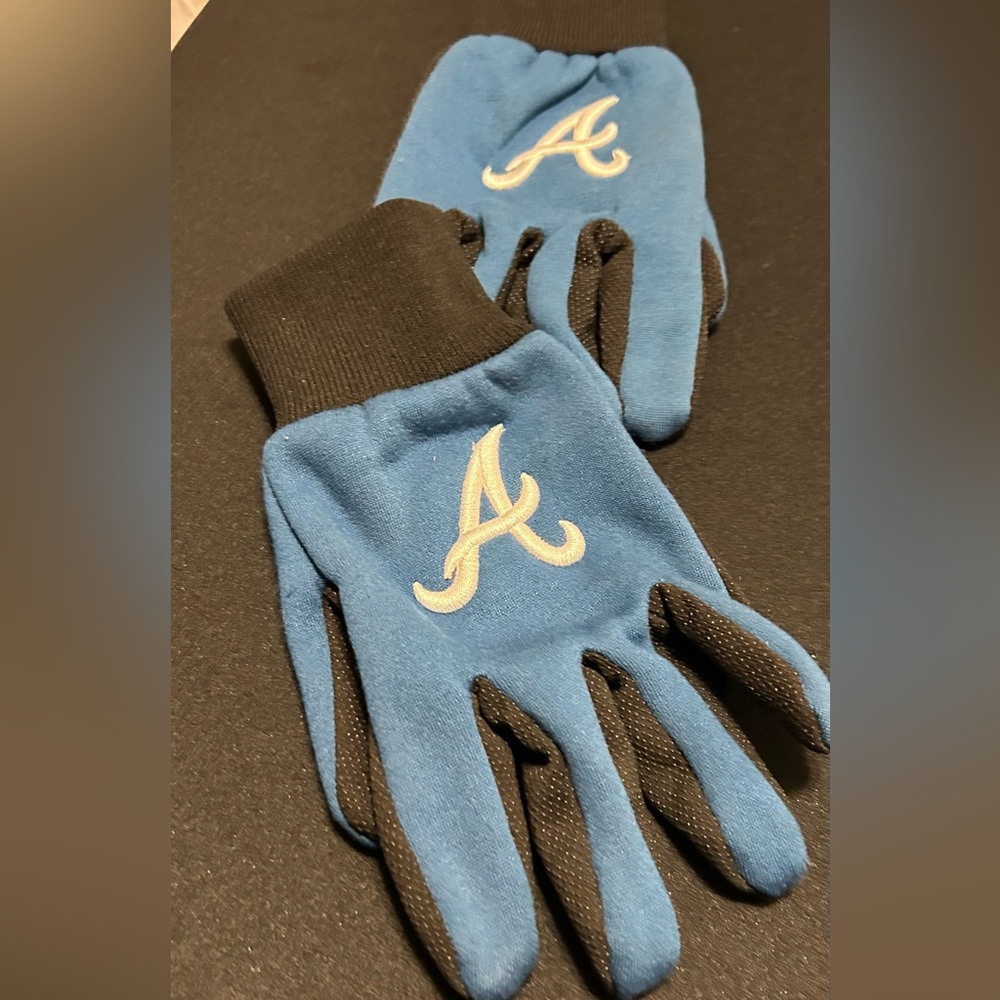 Atlanta Braves gloves. Sports gloves. Very nice! Fits all…Forever